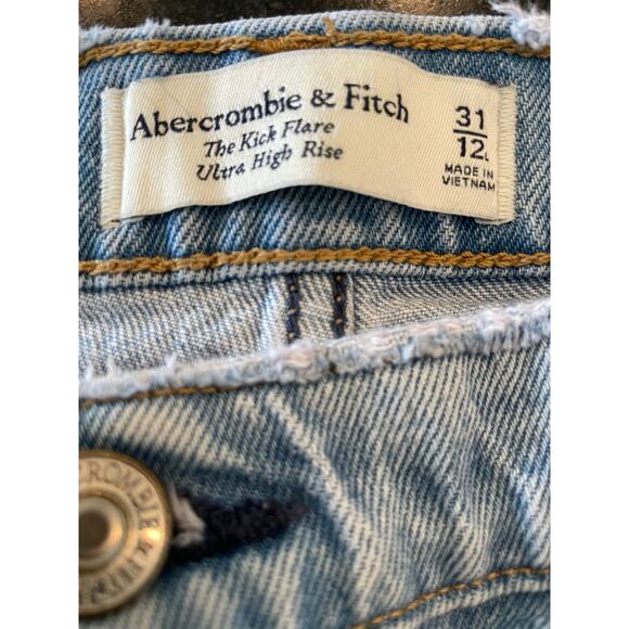 Abercrombie & Fitch The Kick Flare Ultra High Rise light wash distressed 31/12 - Picture 3 of 7